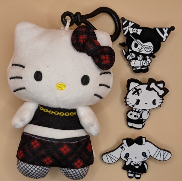 ❣️ Hello Kitty Bundle - Plush key tag dangler + pins - Picture 3 of 7